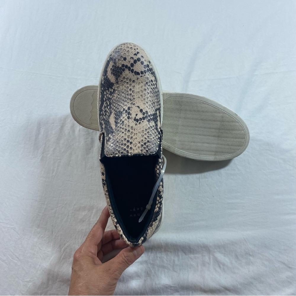 Snakeskin Black Loafers Sneakers Cream Sneakers  Women Sleek Slip-On Design - Picture 3 of 5